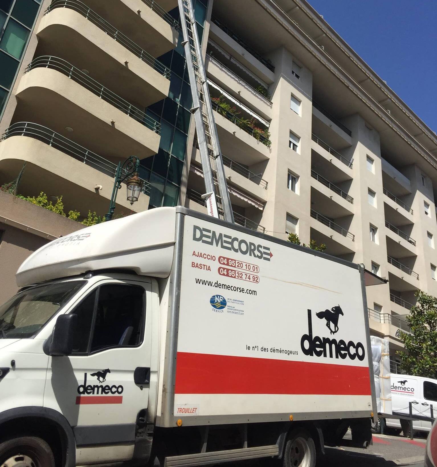 Camion de déménagement avec une nacelle élévatrice