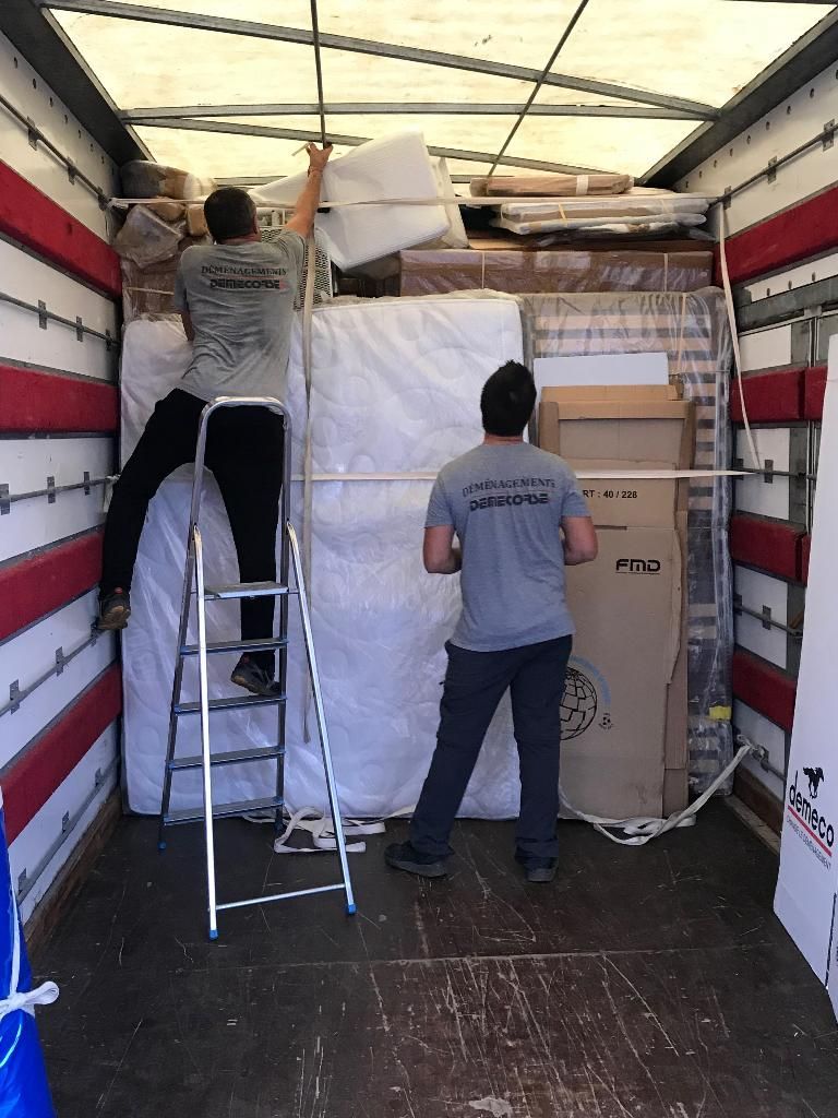 Chargement d'un camion de déménagement