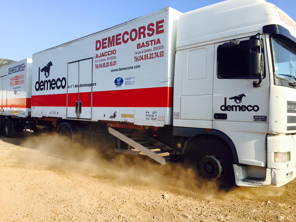 Camion de déménagement avec une remorque