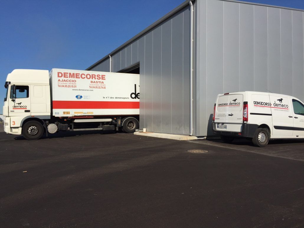 Camion sortant du hangar de garde-meubles