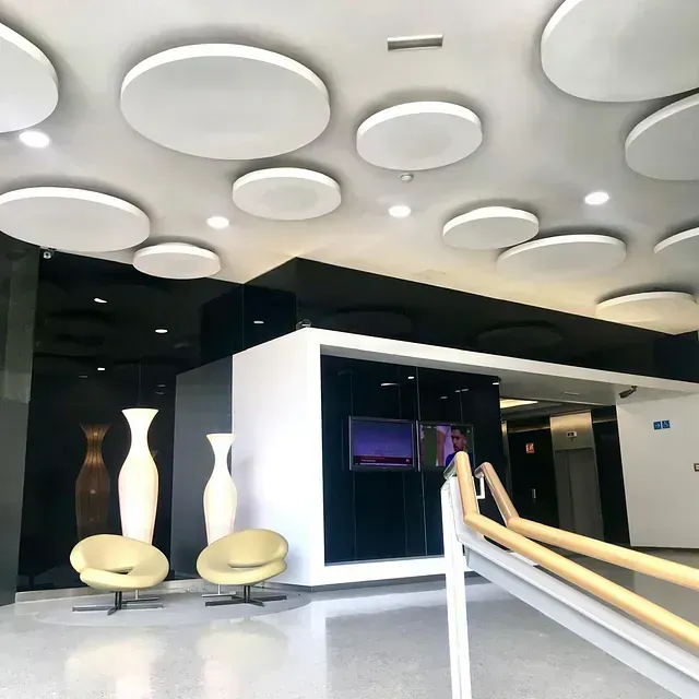 Una habitación con muchos círculos blancos en el techo.