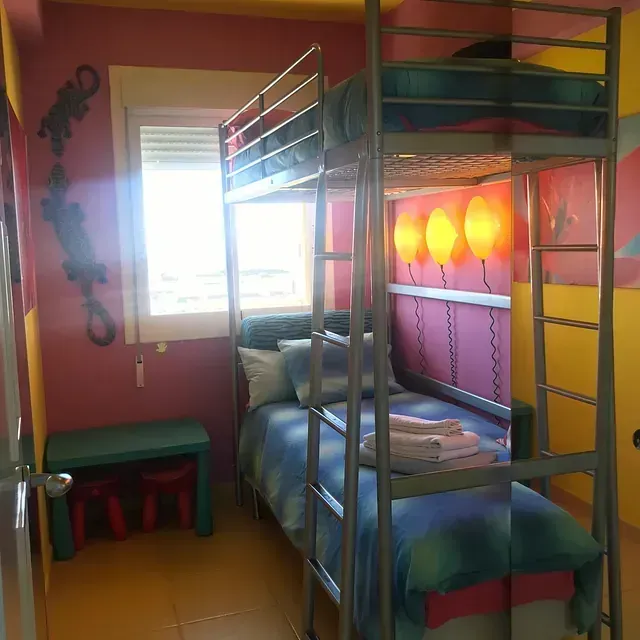 Una litera en una habitación con globos en la pared.