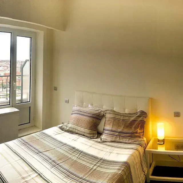 Un dormitorio con una cama grande y una ventana.