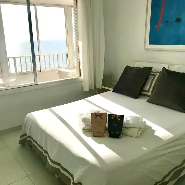 Un dormitorio con una cama grande y una ventana grande.