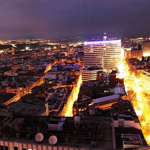 Una vista aérea de una ciudad iluminada por la noche.
