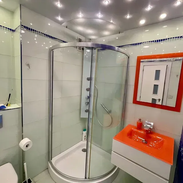 Un baño con cabina de ducha y lavabo.