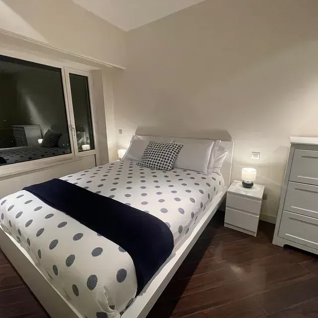 Un dormitorio con una cama con lunares.