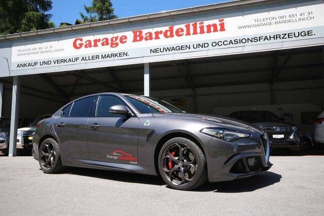 Auto vor der Garage Bardellini GmbH