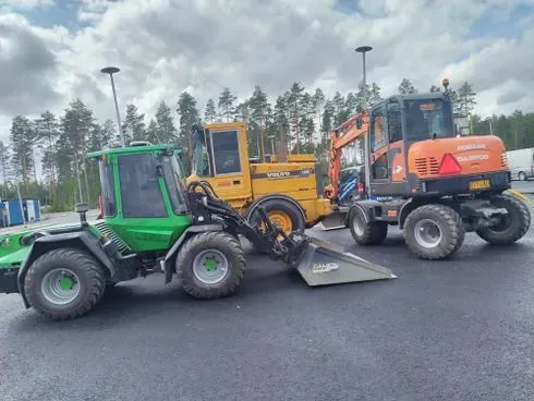 Harjun Konetyöpalvelun maanrakennuskalustoa
