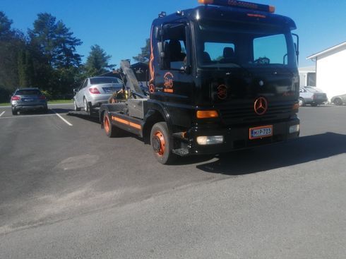 Musta hinausauto