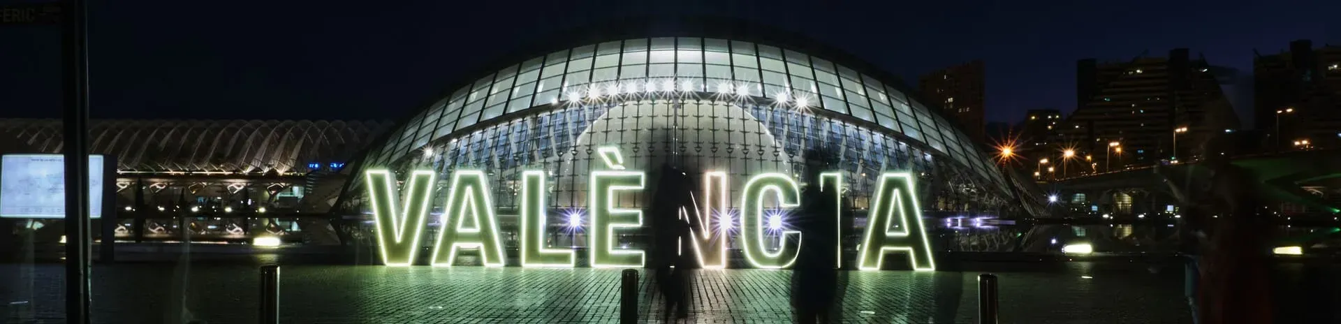 Un letrero de neón de Valencia se ilumina por la noche.