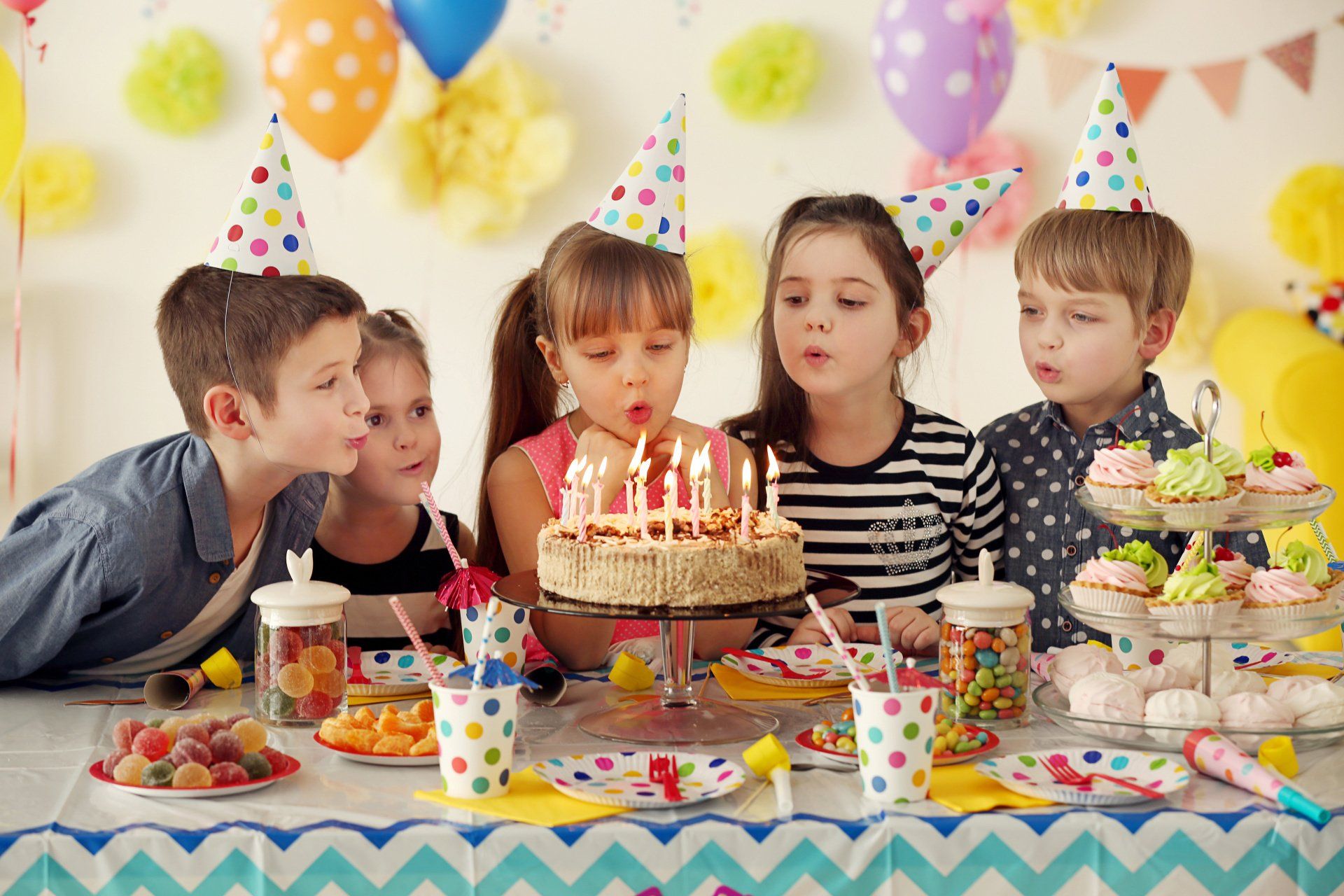 Enfants devant une platine de dj