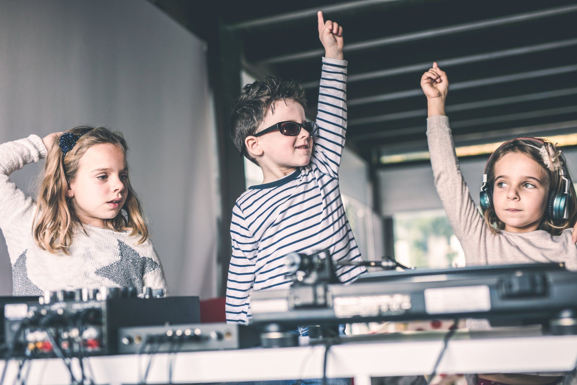 Enfants devant une platine de dj