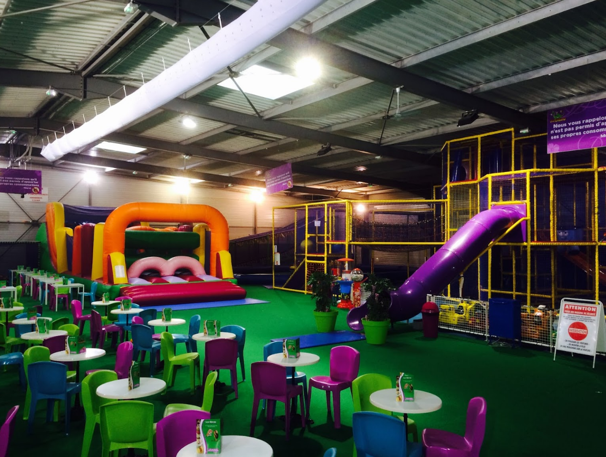 Tables et château gonflable