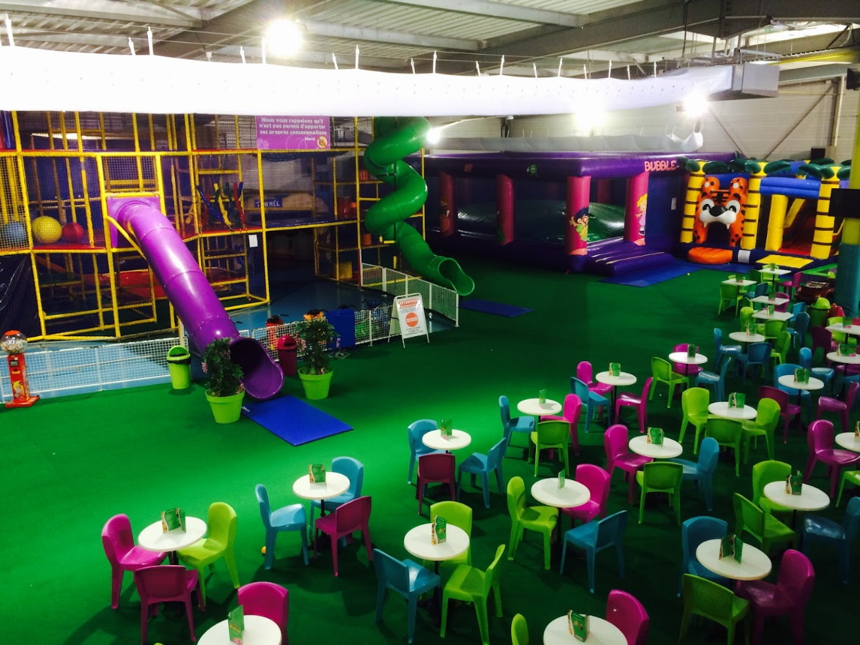 Tables de goûter et labyrinthe