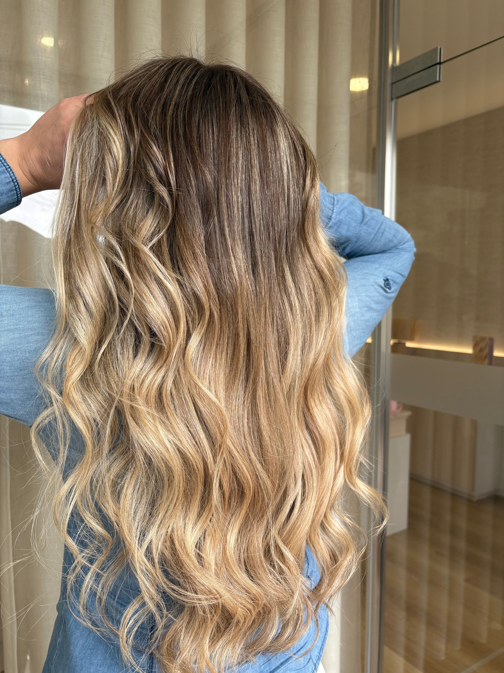 Cabelo castanho ondulado com mechas.