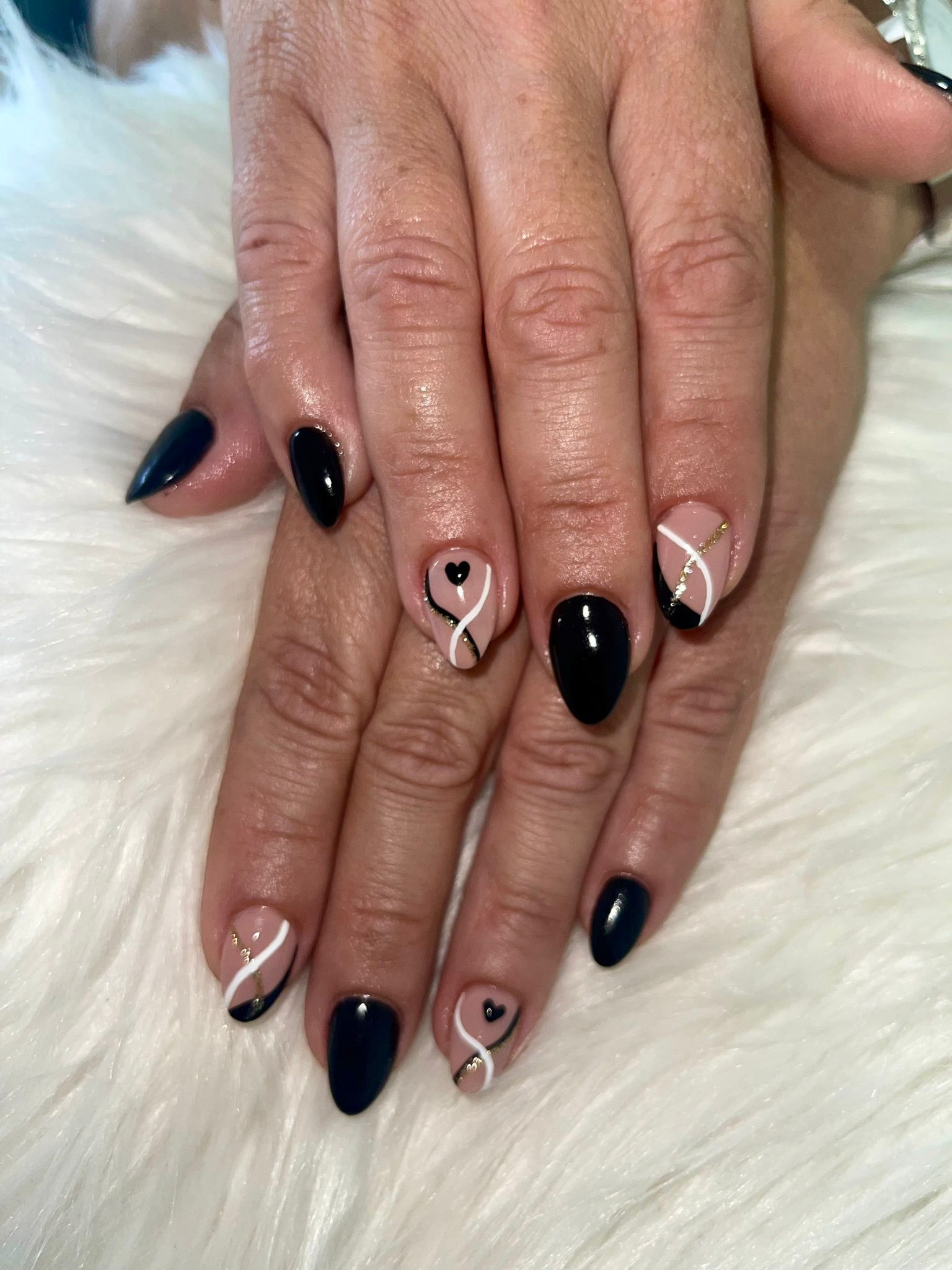 Maquiagem com sombra malva e delineador gatinho; cabelo trançado.