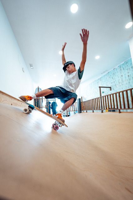 Una persona está bajando una rampa en patineta