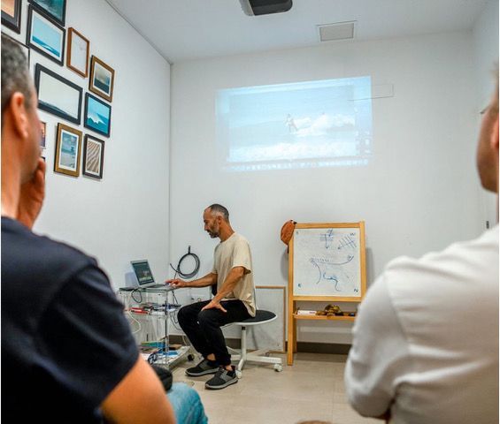 Un grupo de personas está sentada en una habitación viendo una presentación.