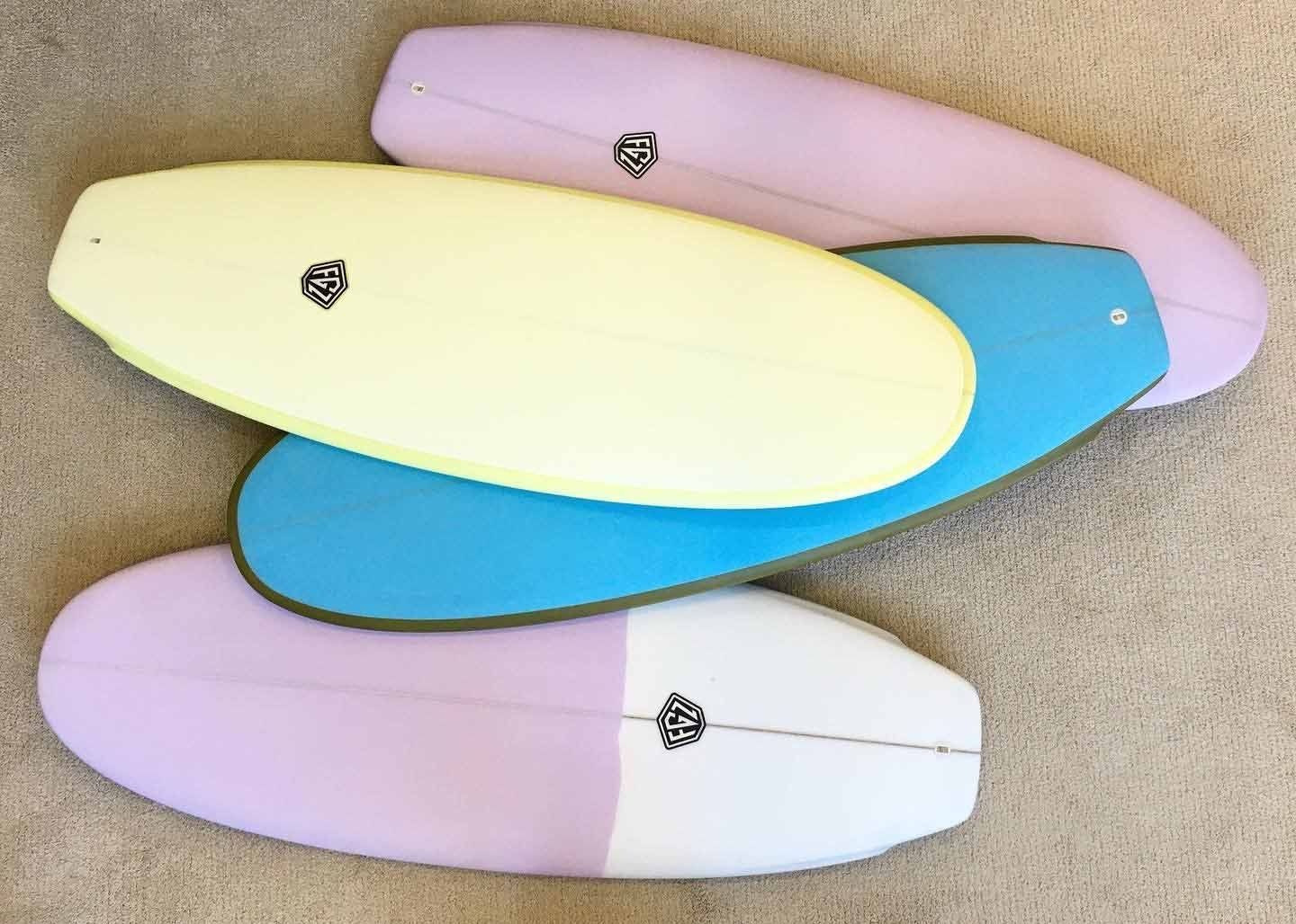Un montón de tablas de surf están apiladas una encima de otra