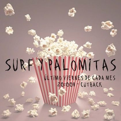 Un anuncio de Surf y Palomitas muestra un cubo de palomitas de maíz rayado.