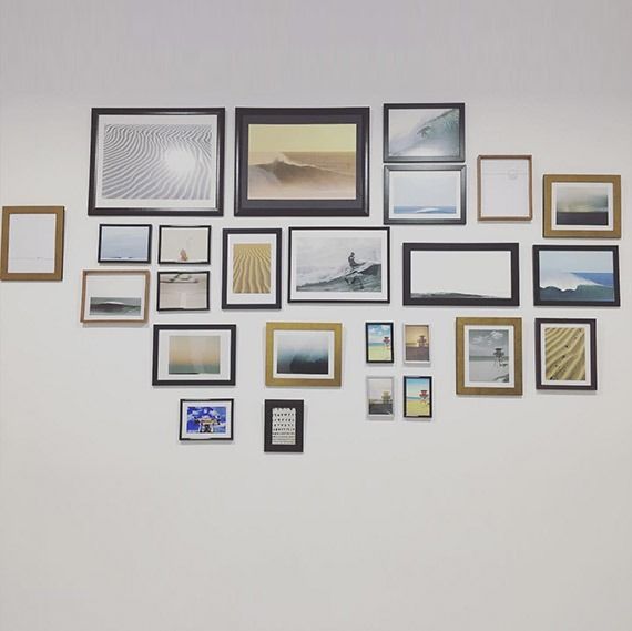 Una pared con muchos cuadros