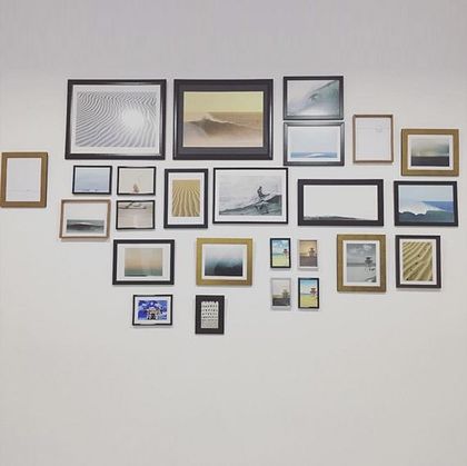 Una pared con muchos cuadros