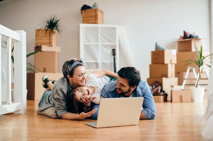 Une famille regardant des sites de déménagement sur leur ordinateur