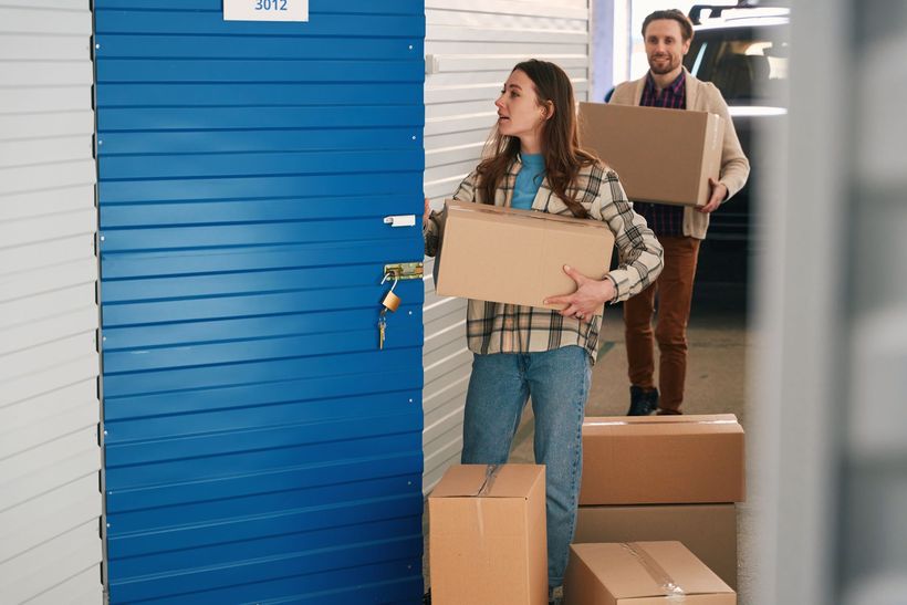 Une femme remplissant son box de stockage