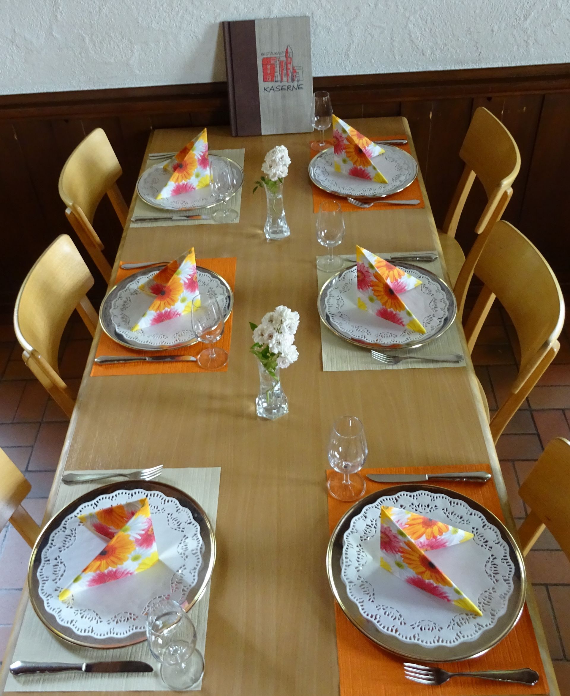 Bunt gedeckter Tisch - Restaurant Kaserne
