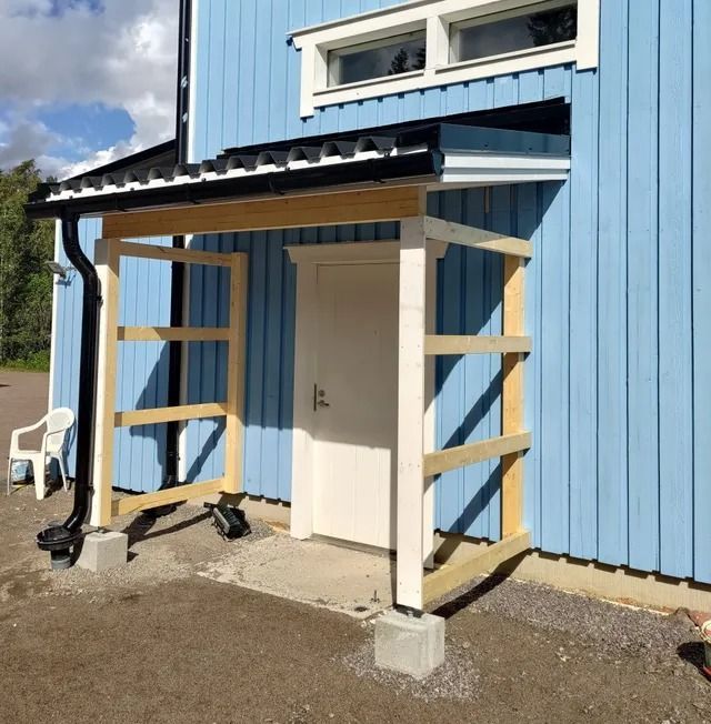 Hallin käyntioven eteen katos