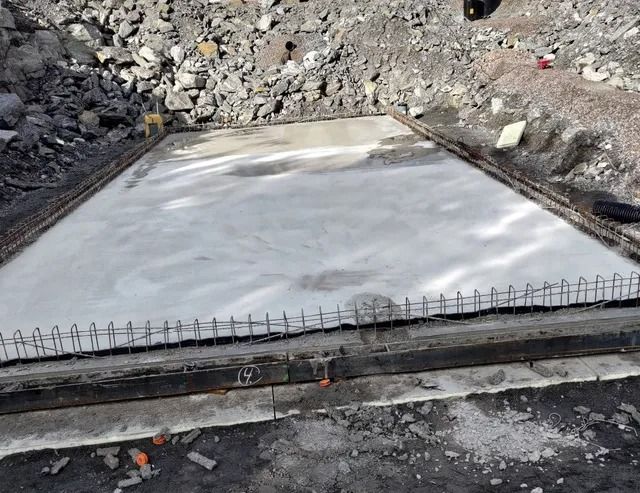 Tuore betonilaatta raudoitusreunalla kivisellä rakennustyömaalla