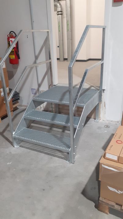 Treppenkonstruktion mit Handlauf