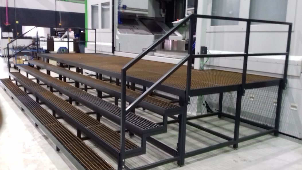 Stahltreppe mit integrierter Rampe