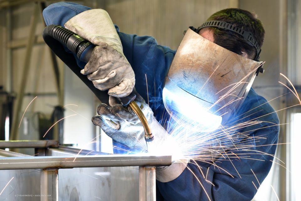 Mitarbeiter arbeitet am Gartentor in Hilden
