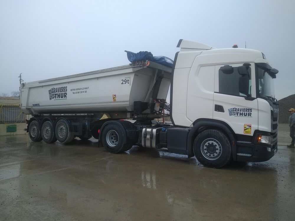 Un camion de livraison avec d'autres engins de chantiers