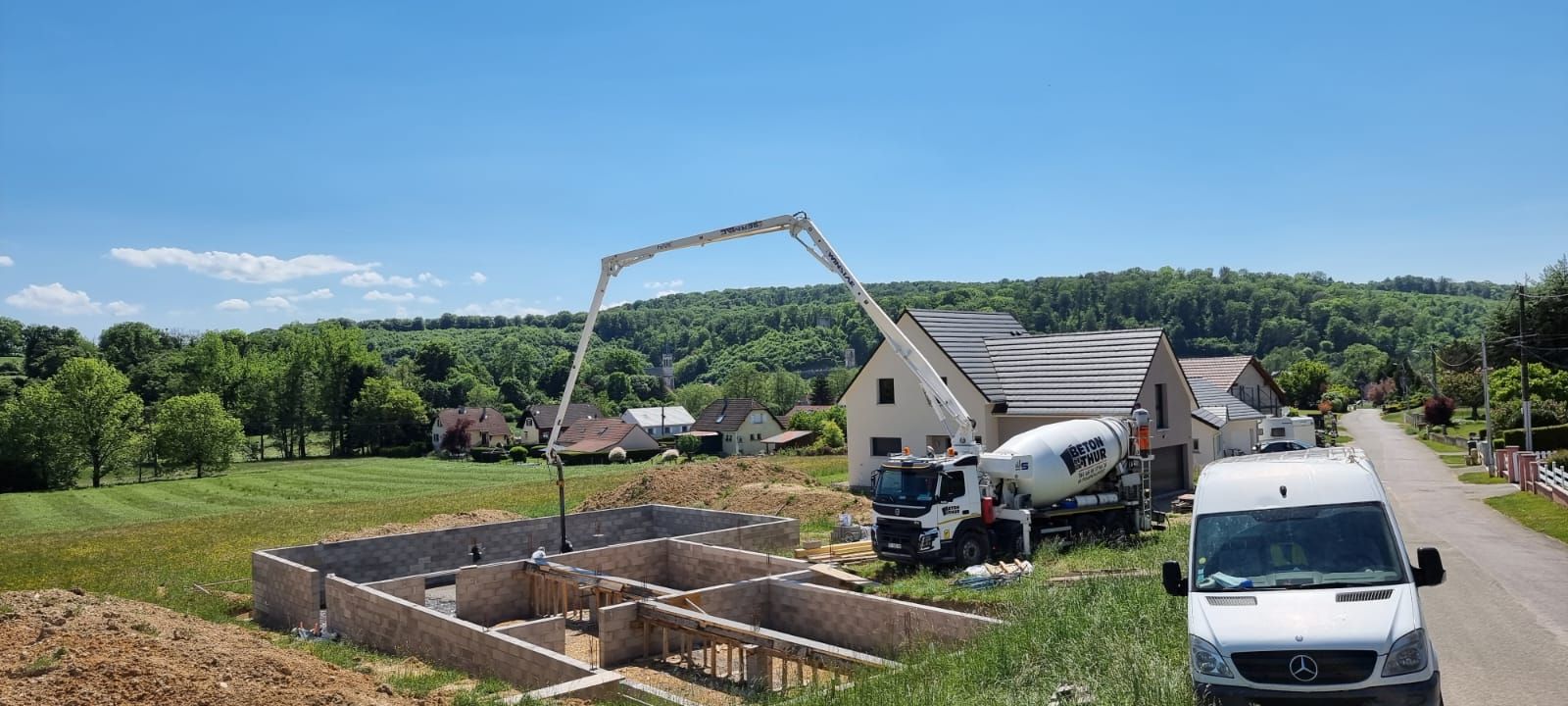 Une livraison de béton dans la campagne verdoyante