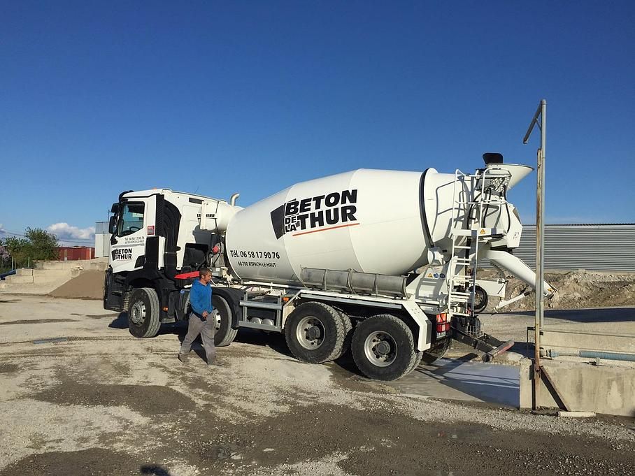 Un camion-citerne avec un ciel bleu