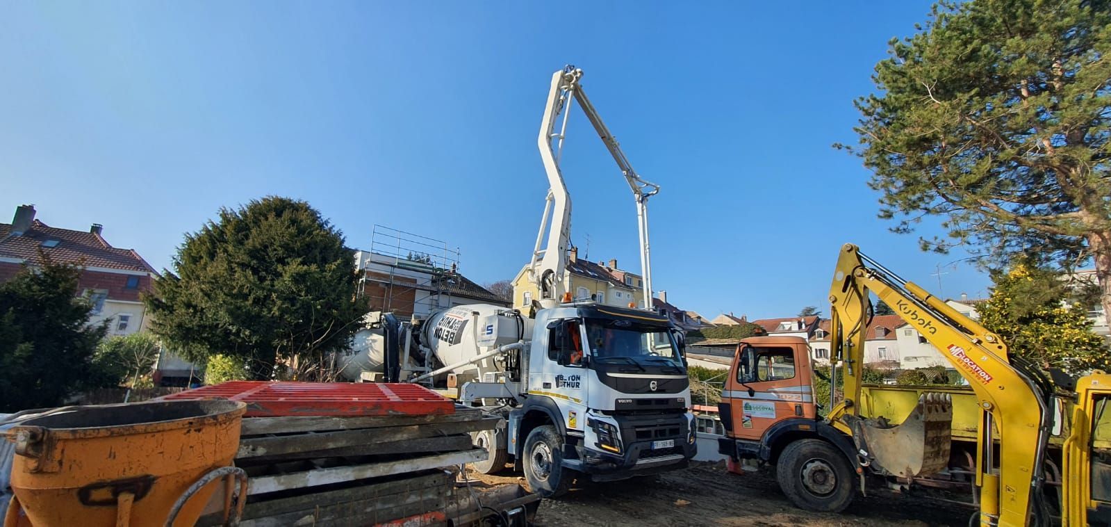 Une livraison de béton avec des nombreux engins de chantier
