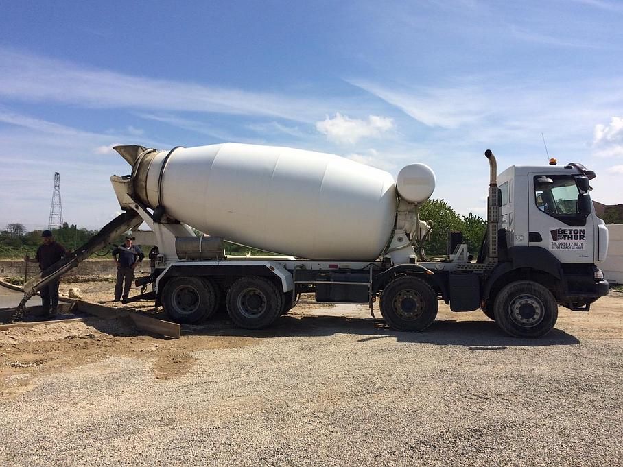 Un camion-citerne avec un ciel bleu