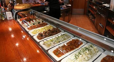 Una vitrina llena de platos de comida en un restaurante.