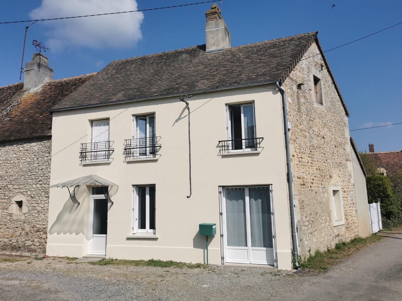 Petit immeuble ravalé près d'une route