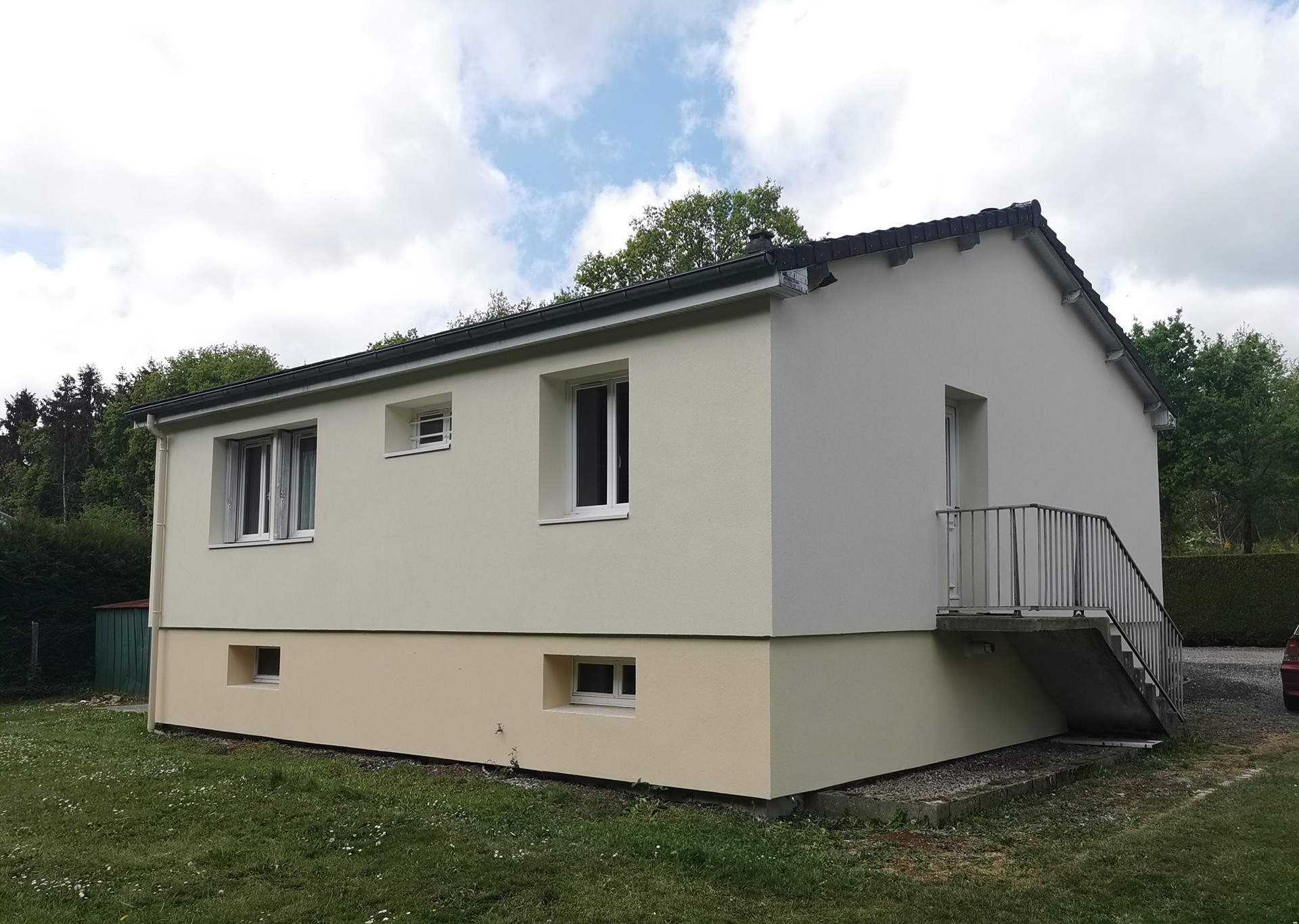 Maison avec façade ravalée et isolation extérieure posée