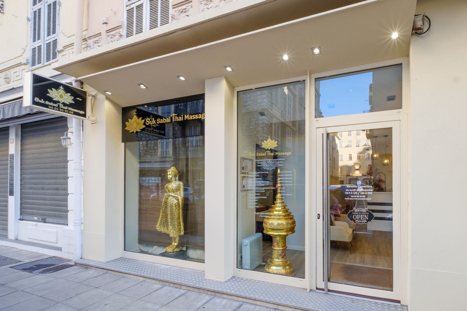 Devanture du magasin - décorations dorées