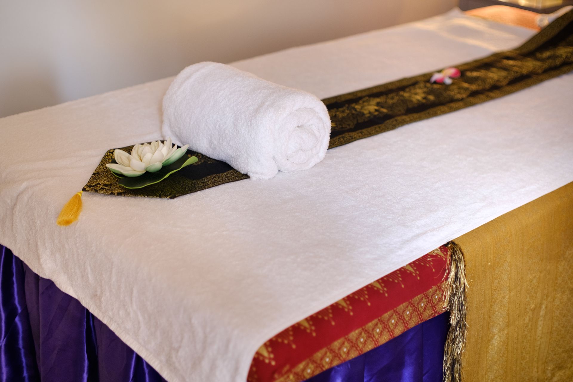 Table de massage avec un nénuphar