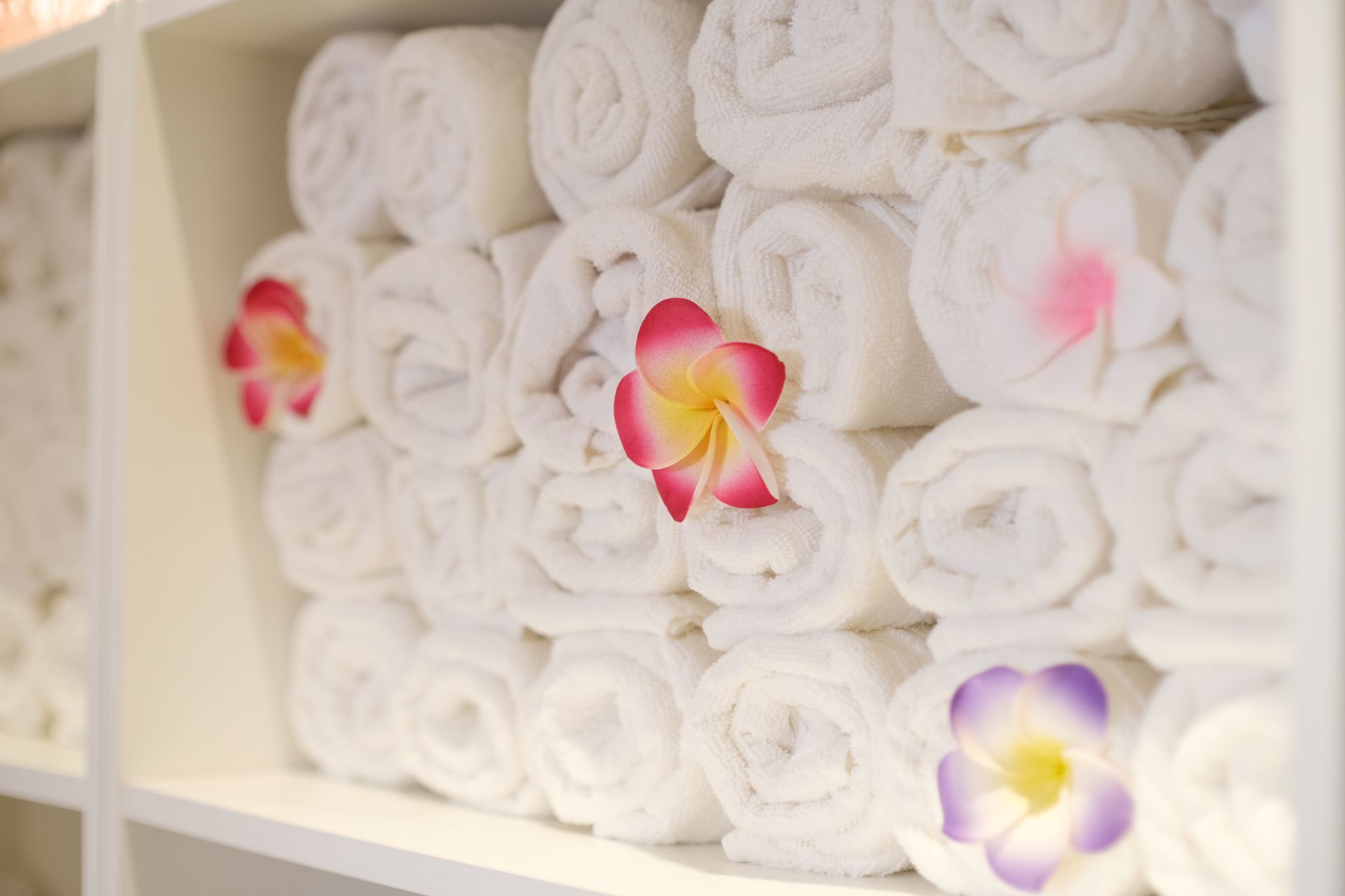 Serviettes enroulées avec des fleurs