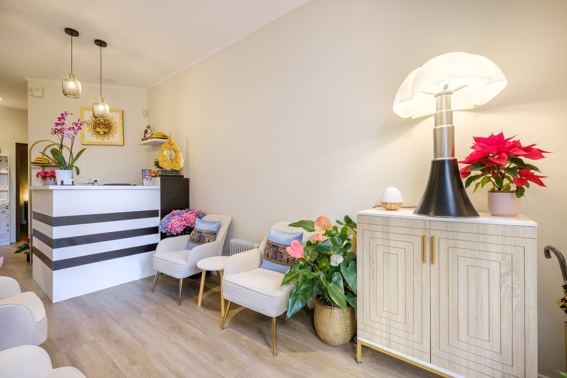 Salle d'attente avec des fauteuils beiges