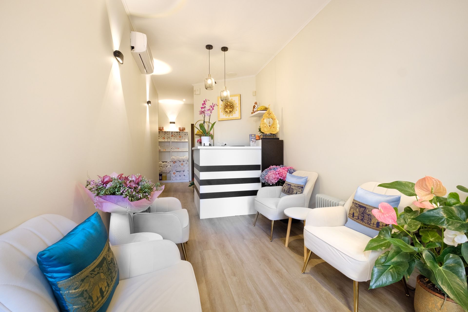 Entrée du salon - plusieurs fauteuils et bouquets de fleurs