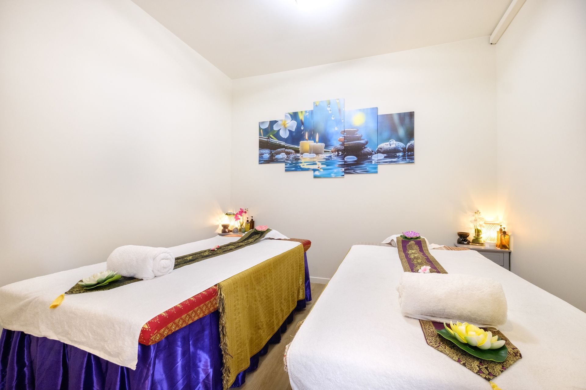 Salle de massage avec deux tables