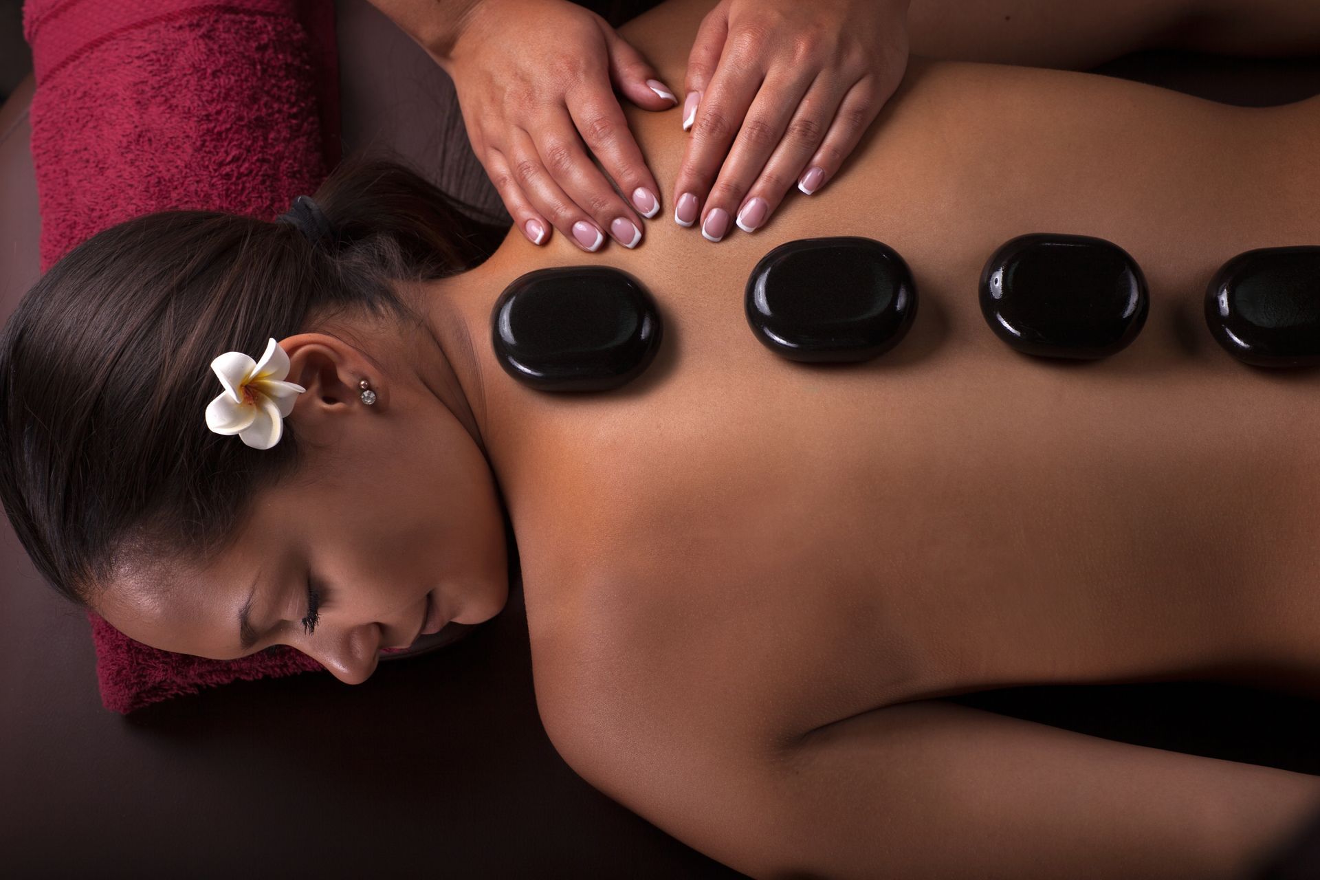 Massages avec des pierres plates